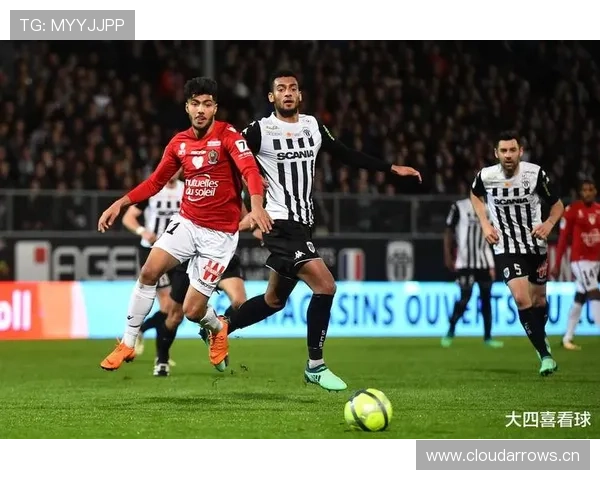 巴黎圣日耳曼边路主导进攻，战术单一性是否制约得分效率？