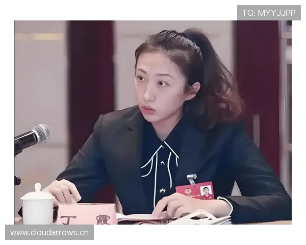 丁霞今天居然穿得像出去买菜，和赛场上判若两人，笑死我了