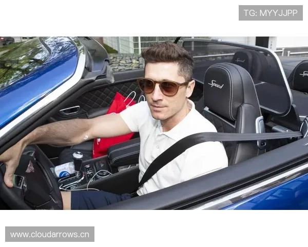 莱万今晚又换豪车了，这生活和我们差几条命啊？